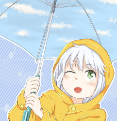 1girl ;o blue_sky buttons cloud cloudy_sky commentary_request green_eyes grey_hair hair_between_eyes hands_up holding holding_umbrella hood hood_up index_(toaru_majutsu_no_index) light_blush long_sleeves medium_hair official_style one_eye_closed open_mouth partial_commentary rain raincoat sky smile solo toaru_majutsu_no_index tongue transparent transparent_umbrella umbrella upper_body yakutashi yellow_raincoat
