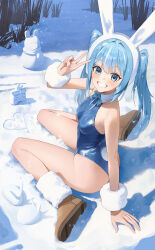 1girl animal_ears arahashi_tabi bare_arms bare_shoulders blue_eyes blue_hair blue_leotard boots bow bowtie bracelet breasts brown_boots commentary fake_animal_ears fake_tail from_side fur_bracelet grin hairband hand_up highleg highleg_leotard highres jewelry leotard long_hair looking_at_viewer rabbit_ears rabbit_tail sitting small_breasts smile snow solo stellive tail thighs twintails v virtual_youtuber wariza wing_collar yoba