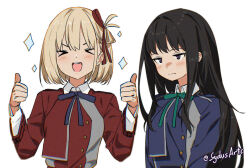 &gt;_&lt; 2girls :d :| artist_name black_hair blonde_hair blue_jacket blue_ribbon blush closed_mouth commentary double_thumbs_up english_commentary expressionless green_ribbon hands_up inoue_takina jacket jitome long_hair long_sleeves lycoris_recoil lycoris_uniform multiple_girls neck_ribbon nishikigi_chisato open_mouth photo-referenced purple_eyes red_jacket ribbon short_hair simple_background smile sydus thumbs_up twitter_username upper_body white_background