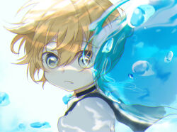 1boy :o black_choker black_sailor_collar blonde_hair blue_eyes choker eyes_visible_through_hair hair_between_eyes high_ponytail kagamine_len male_focus mattari_haruto messy_hair ponytail portrait sailor_collar shirt short_ponytail solo surprised vocaloid water white_background white_shirt