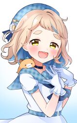 1girl :d absurdres animal animal_on_shoulder black_choker blue_hair blue_hat blue_sailor_collar blush brown_hair choker colored_inner_hair dress gloves gradient_background hat highres looking_at_viewer machita_chima medium_hair mimikkyu_(mimikyunosub) multicolored_hair musical_note nijisanji open_mouth sailor_collar short_sleeves smile standing thick_eyebrows virtual_youtuber white_dress white_gloves yellow_eyes