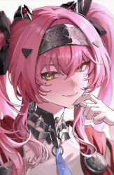 1girl black_bow bow closed_mouth collar commentary earrings hair_bow hair_ornament hairband hand_up highres jewelry long_hair looking_at_viewer lupa_(wuthering_waves) metal_collar metal_hairband pink_hair portrait red_pupils red_sash sash smile solo twintails veri wuthering_waves yellow_eyes