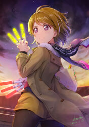 &gt;:( 1girl badge bag black_pantyhose brown_hair brown_shorts button_badge coat commentary_request dusk frown fur_trim glowstick handbag highres holding holding_glowstick koizumi_hanayo long_sleeves love_live! love_live!_school_idol_project outdoors pantyhose penlight_(glowstick) purple_eyes purple_scarf saitama_super_arena scarf shamakho short_hair shorts signature solo sunset v-shaped_eyebrows