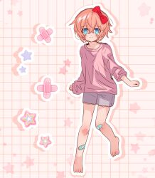 Rule 34 | 1girl, absurdres, bandaid, bandaid on knee, bandaid on leg, barefoot, blue eyes, blush, bow, casual, closed mouth, doki doki literature club, drop shadow, full body, grid background, hair bow, highres, kaitenta1, long sleeves, official alternate costume, outline, pink hair, pink shirt, purple shorts, red bow, sayori (doki doki literature club), shirt, short hair, shorts, smile, solo, star (symbol), white outline