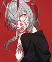 1girl antenna_hair arknights black_shirt commentary_request demon_horns grey_hair hand_tattoo hand_up highres horns kei11525 looking_at_viewer multicolored_hair red_background red_hair shirt short_hair simple_background sketch solo streaked_hair tattoo upper_body w_(arknights) w_(fugue)_(arknights) yellow_eyes