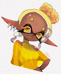 1girl bare_shoulders blonde_hair breasts closed_mouth colored_eyelashes commentary_request crop_top cropped_torso cross-shaped_pupils dark-skinned_female dark_skin earrings fangs fangs_out forehead frye_(deep_cut_outfit)_(splatoon) frye_(splatoon) gradient_hair hand_on_own_hip inkling isamu-ki_(yuuki) jewelry long_eyelashes long_pointy_ears looking_at_viewer medium_hair midriff multicolored_hair multiple_earrings navel nintendo pointy_ears purple_hair see-through_clothes see-through_shawl shawl shirt signature sleeveless sleeveless_turtleneck solo splatoon_(series) splatoon_3 symbol-shaped_pupils tentacle_hair tooth_earrings turtleneck two-tone_hair white_background yellow_eyes yellow_shawl yellow_shirt