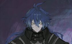 1boy ahoge antenna_hair bags_under_eyes black_coat blue_hair coat collared_coat commentary_request flins_(genshin_impact) from_above genshin_impact glowing glowing_eyes gradient_background gradient_hair hair_between_eyes high_collar highres huge_ahoge long_hair long_sleeves looking_at_viewer low_ponytail multicolored_hair no_pupils parted_lips ponytail purple_background solo standing teeth toi1_hnkn upper_body wavy_hair yellow_eyes