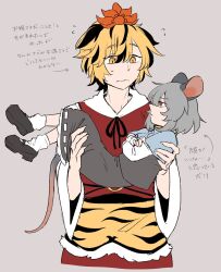 2girls animal_ears animal_print arrow_(symbol) black_hair black_ribbon black_shoes black_skirt black_vest blonde_hair blue_capelet brown_background capelet carrying carrying_person closed_mouth commentary_request crossed_arms eye_contact flying_sweatdrops grey_hair highres long_sleeves looking_at_another mary_janes medium_hair min.k mouse_ears mouse_girl mouse_tail multicolored_hair multiple_girls nazrin neck_ribbon princess_carry red_eyes ribbon shoes short_hair simple_background skirt socks sweatdrop tail tiger_print toramaru_shou touhou translation_request two-tone_hair vest white_socks wide_sleeves yellow_eyes