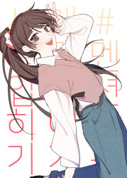 Rule 34 | 1girl, aji (sagi 45), alternate costume, black shoes, blue pants, brown eyes, brown hair, collared shirt, commentary request, denim, foot up, highres, jeans, korean text, kumazaki karen, long hair, long sleeves, open mouth, pants, red vest, saibou shinkyoku, scrunchie, shirt, shoes, smile, solo, teeth, translation request, upper teeth only, v, vest, white shirt