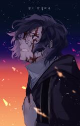 1boy black_jacket blood_from_forehead blood blood_on_face blue_eyes blue_hair commentary_request crying crying_with_eyes_open dark_blue_hair embers from_side gradient_background hand_on_own_chest highres hood hood_down hooded_jacket jacket korean_commentary korean_text light_particles linu long_sleeves male_focus saibou_shinkyoku shirt short_hair solo tears translation_request upper_body utsugi_noriyuki white_shirt