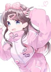1girl absurdres blue_eyes blush bow brown_hair colored_inner_hair commentary_request fang hair_bow hair_ornament hairclip heart highres jacket kaga_nazuna long_hair looking_at_viewer mole mole_under_eye multicolored_hair open_mouth pink_bow pink_hair pink_jacket signature simple_background skin_fang sleeves_past_wrists solo sudasamo twitter_username two-tone_hair virtual_youtuber vspo! white_background