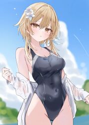 1girl alternate_costume black_one-piece_swimsuit blonde_hair blue_sky blurry blurry_background blush breasts cleavage closed_mouth day genshin_impact hair_between_eyes hand_up highleg highleg_one-piece_swimsuit highres long_hair lumine_(genshin_impact) maruro medium_breasts off_shoulder one-piece_swimsuit outdoors short_hair_with_long_locks sky solo swimsuit yellow_eyes