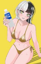 1girl abs absurdres bare_shoulders bikini black_hair blunt_bangs breasts cleavage collarbone gold_bikini hand_up highres hololive hololive_english lapmond large_breasts looking_at_viewer multicolored_hair parted_lips pocari_sweat shiori_novella sidelocks simple_background sitting solo split-color_hair streaked_hair sweat swimsuit two-tone_hair virtual_youtuber wet white_hair yellow_background