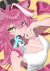 1girl absurdres alternate_costume animal_ears bare_shoulders beret black_hat blush breasts chattino_(raora_panthera) cleavage closed_mouth commentary fingernails hair_intakes hair_over_one_eye hat heart highres hololive hololive_english huge_breasts long_hair looking_at_viewer multicolored_hair nail_polish panther_ears panther_girl panther_tail pink_hair pink_nails raora_panthera simple_background streaked_hair tail tank_top two-tone_hair virtual_youtuber white_tank_top yellow_background yellow_eyes yuuppi