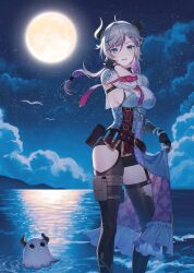 1girl ahoge atelier_(series) atelier_resleriana belt black_gloves black_thighhighs blue_eyes breasts broken_horn cloud commentary_request creature demon_horns feet_out_of_frame full_moon gloves grey_hair hair_between_eyes hand_up highres horns large_breasts long_hair long_sleeves looking_at_viewer moon multicolored_hair multiple_belts night night_sky ocean official_art open_mouth outdoors partially_fingerless_gloves pouch purple_hair second-party_source sideboob sidelighting skirt_hold sky smile solo standing star_(sky) starry_sky thigh_pouch thighhighs tokki two-tone_hair valeria_(atelier) water