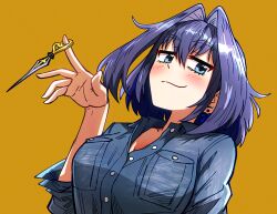 1girl alternate_costume black_hair blue_eyes blue_shirt blush breasts closed_mouth commentary ddolbang denim_shirt earrings hair_intakes highres hololive hololive_english jewelry large_breasts looking_at_viewer ouro_kronii shirt short_hair smile smug solo stud_earrings upper_body virtual_youtuber yellow_background