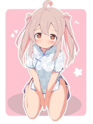 1girl ahoge alternate_costume bare_legs between_legs blush border brown_eyes china_dress chinese_clothes commentary dress floral_print floral_print_dress flying_sweatdrops full_body hair_between_eyes hair_ribbon hand_between_legs heart highres long_hair looking_at_viewer onii-chan_wa_oshimai! outline outside_border oyama_mahiro pink_background pink_hair pink_ribbon print_dress ribbon shoes short_dress short_sleeves simple_background sitting smile solo twintails unkimo white_border white_dress white_outline