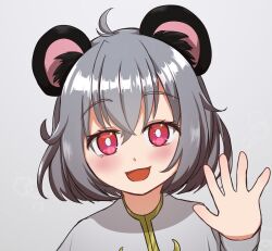 1girl ahoge animal_ears blush bright_pupils commentary cookie_(touhou) grey_background grey_hair grey_shirt highres long_sleeves looking_at_viewer mouse_ears mouse_girl nanariku nazrin nyon_(cookie) open_mouth shirt short_hair simple_background smile solo touhou upper_body waving white_pupils