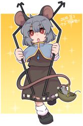 1girl animal_ears basket black_shoes black_skirt black_vest blue_capelet border capelet commentary_request dated dowsing_rod flower gradient_background grey_hair highres holding holding_with_tail jewelry long_sleeves looking_at_viewer min.k mouse_(animal) mouse_ears mouse_girl mouse_tail nazrin necklace open_mouth orange_background outside_border pendant prehensile_tail red_eyes shoes skirt socks solo tail touhou translated vest white_border white_flower white_socks yellow_background