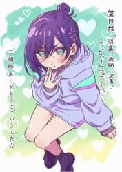 1girl arm_support black_shoes blush commentary_request crumbs eating from_above green_background green_eyes hair_between_eyes hair_ornament hairclip hand_up haraga_kurumi heart heart_background highres hood hoodie invisible_chair kimi_no_koto_ga_dai_dai_dai_dai_daisuki_na_100-nin_no_kanojo long_sleeves looking_at_viewer purple_hair purple_hoodie shoes short_hair sitting solo translation_request white_background yano_akane yellow_background