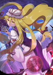 1girl absurdres back blonde_hair boots brown_boots closed_mouth dress gap_(touhou) hair_between_eyes hand_fan hat heaven4014 highres holding holding_fan leg_up long_hair long_sleeves looking_at_viewer looking_back mob_cap purple_tabard road_sign sign smile solo star_(sky) starry_sky_background tabard touhou very_long_hair white_dress yakumo_yukari yellow_eyes