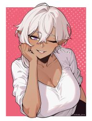 1girl absurdres artist_name breasts cleavage collarbone dark-skinned_female dark_elf dark_skin elf grey_hair hair_between_eyes highres kyana_(nokaa_aru) large_breasts looking_at_viewer mole mole_on_breast nokaa_aru one_eye_closed original parted_lips pointy_ears purple_eyes short_hair short_sleeves sleeves_rolled_up smile solo translation_request upper_body