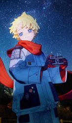 1boy black_gloves blonde_hair blue_eyes bright_pupils camera chaldea_logo closed_mouth coat commentary_request cowboy_shot fate/grand_order fate_(series) game_cg gloves hands_up holding holding_camera jupiter_(planet) long_sleeves male_focus night night_sky noco_(adamas) official_alternate_costume official_art outdoors pants photo_background red_scarf scarf short_hair sky smile solo star_(sky) starry_sky third-party_source voyager_(fate) white_coat white_pants white_pupils