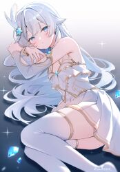 1girl artist_name bare_shoulders blue_eyes blue_gemstone blush breasts commentary crossed_bangs crystal_shards detached_sleeves dress gem gold_trim gradient_background hair_between_eyes hair_spread_out halterneck highres long_hair looking_at_viewer lying on_side original parted_lips small_breasts socks sparkle suzumori_(su2525) symbol-only_commentary thighhighs thighs very_long_hair white_dress white_hair white_thighhighs
