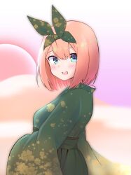 1girl :d blue_eyes blush breasts commentary_request eyebrows_hidden_by_hair floral_print from_side go-toubun_no_hanayome green_hairband green_hakama green_kimono green_ribbon hair_between_eyes hairband hakama hakama_skirt highres japanese_clothes kimono kujou_karasuma looking_at_viewer looking_to_the_side medium_breasts nakano_yotsuba open_mouth orange_hair print_kimono print_ribbon ribbon skirt smile solo teeth upper_teeth_only