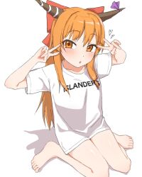 1girl barefoot blush bow brown_horns commentary_request cookie_(touhou) cosplay double_v full_body hair_bow highres horn_bow horn_ornament horns ibuki_suika long_hair looking_at_viewer manatsu_no_yo_no_inmu open_mouth orange_eyes orange_hair pura_(aiueo256375) purple_bow red_bow shirt short_sleeves sidelocks simple_background sitting solo t-shirt touhou v v_over_eye wariza white_background white_shirt yajuu_senpai yajuu_senpai_(cosplay) yamin_(cookie)