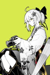 1girl ahoge arknights bow camera chinese_commentary closed_mouth commentary_request feet_out_of_frame floral_print floral_print_kimono hair_between_eyes hair_bow hair_ornament highres holding holding_camera japanese_clothes kimono long_sleeves looking_at_viewer official_alternate_costume partial_commentary partially_colored piaoliu_ping_ping_ping_pingzi print_kimono profile scene_(arknights) scene_(betsushi)_(arknights) short_hair simple_background sitting solo umbrella wide_sleeves yellow_background yellow_eyes