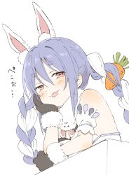 1girl animal_ears black_gloves blue_hair braid carrot_hair_ornament commentary detached_sleeves don-chan_(usada_pekora) food-themed_hair_ornament fur-trimmed_gloves fur_trim gloves hair_ornament head_rest highres hololive multicolored_hair nanoningen_(anapoko) rabbit_ears rabbit_girl red_eyes smile solo thick_eyebrows translation_request twin_braids two-tone_hair upper_body usada_pekora virtual_youtuber white_hair