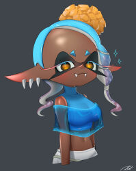 1girl :3 arms_at_sides asymmetrical_hair bare_shoulders blue_hair blue_shawl blue_shirt blush breasts closed_mouth colored_eyelashes commentary_request crop_top cross-shaped_pupils dark-skinned_female dark_skin earrings fangs fangs_out forehead frye_(deep_cut_outfit)_(splatoon) frye_(splatoon) grey_background hair_tie half-closed_eyes highres inkling jewelry large_breasts long_eyelashes long_hair long_pointy_ears looking_at_viewer midriff multiple_earrings navel nintendo pants pointy_ears puchiman see-through_clothes see-through_shawl shawl shirt signature simple_background sleeveless sleeveless_turtleneck smile solo sparkle splatoon_(series) splatoon_3 symbol-shaped_pupils tentacle_hair tooth_earrings turtleneck white_pants yellow_eyes