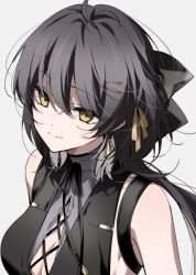 1girl =_hair_ornament bare_shoulders black_bow black_dress black_hair bow breasts closed_mouth colored_inner_hair dlckrpwjd111 dress earrings female_rover_(wuthering_waves) grey_background hair_bow hair_ribbon jewelry large_breasts long_hair multicolored_hair ribbon rover_(wuthering_waves) simple_background sleeveless sleeveless_dress smile solo triangle_earrings upper_body wuthering_waves yellow_eyes yellow_ribbon