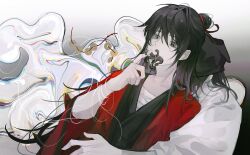 2boys aaawwwssslll bandaged_chest black_eyes black_hair black_hanfu black_hat chinese_clothes chinese_commentary coat collarbone covered_mouth creature dao_gui_yi_xian gradient_background grey_background hair_between_eyes hair_bun hair_ribbon half_updo hand_up hanfu hat highres hug hug_from_behind jin_(headwear) li_huowang li_sui_(tentacles) long_hair long_sleeves looking_at_viewer male_focus mouth_hold multiple_boys red_coat red_ribbon ribbon robe saliva single_hair_bun solo string swirl tentacle_in_mouth upper_body white_background white_hanfu wide_sleeves yaoi zhouzi_jin_(headwear) zhuge_yuan