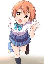 1girl bag black_socks blue_bag blue_bow blue_bowtie blue_skirt blush bow bowtie brown_shoes cat_charm collared_shirt commentary_request fingernails hand_up highres holding holding_bag hoshizora_rin kneehighs leaning_forward looking_at_viewer love_live! love_live!_school_idol_project open_mouth orange_hair otonokizaka_school_uniform pleated_skirt school_uniform sen_(sen0910) shirt shoes short_hair short_sleeves skirt smile socks solo standing standing_on_one_leg striped_bow striped_bowtie striped_clothes summer_uniform waving white_background white_shirt yellow_eyes