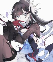 1girl black_hair brown_thighhighs colored_inner_hair covering_own_mouth gloves grey_eyes highres honkai:_star_rail honkai_(series) hysilens_(honkai:_star_rail) long_hair multicolored_hair red_gloves simple_background solo sui_(0x0_2) thighhighs white_background