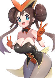 1girl alternate_costume bare_shoulders black_leotard blue_eyes breasts collarbone cosplay cowboy_shot detached_collar donut_hair_bun double_v gen_5_pokemon gloves gonzarez grey_pantyhose hair_bun highres large_breasts legendary_pokemon leotard looking_at_viewer mythical_pokemon necktie nintendo orange_gloves orange_leotard pantyhose playboy_bunny playboy_pokemon pokemon pokemon_bw2 rosa_(pokemon) simple_background solo v victini victini_(cosplay) white_background