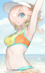 1girl armpits arms_up bare_shoulders blonde_hair blue_eyes blush breasts cosplay crop_top earrings hair_over_one_eye hat highres jewelry long_hair looking_at_viewer mario_(series) mario_kart mario_kart_world medium_breasts midriff navel nintendo official_alternate_costume orange_sports_bra partially_submerged ponytail princess_daisy princess_daisy_(cosplay) princess_daisy_(swimwear)_(mario_kart_world) rindoriko rosalina shorts smile solo sports_bra star_(symbol) star_earrings stomach water white_hat yellow_shorts yellow_sports_bra