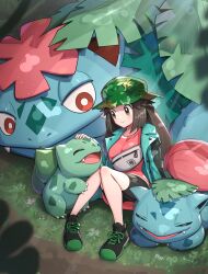 1girl absurdres alternate_color bike_shorts brown_eyes brown_hair bucket_hat bulbasaur buttons camouflage camouflage_headwear closed_mouth coat eyelashes game_freak gen_1_pokemon gonzarez green_coat green_hat green_jacket hat highres ivysaur jacket leaf_(pokemon) leaf_(sygna_suit)_(pokemon) long_hair long_sleeves mega_pokemon mega_venusaur nintendo official_alternate_costume open_clothes open_jacket pink_shirt pokemon pokemon_(creature) pokemon_masters_ex shiny_pokemon shirt smile venusaur