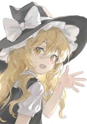 1girl black_hat black_vest blonde_hair bow braid hair_between_eyes hair_bow hat hat_bow hat_ribbon highres kirisame_marisa long_hair looking_at_viewer looking_back open_mouth puffy_short_sleeves puffy_sleeves ribbon shijiu_(shizuoxing) shirt short_sleeves side_braid simple_background single_braid solo touhou upper_body vest waving white_background white_bow white_ribbon white_shirt witch_hat yellow_eyes