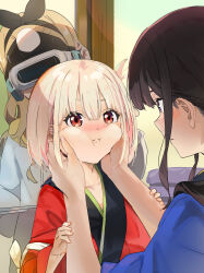3girls aged_down black_hair black_ribbon blonde_hair blue_kimono blush cheek_squash closed_mouth collarbone commentary_request eye_contact funi_mu9 hair_ribbon head-mounted_display highres indoors inoue_takina japanese_clothes kimono kurumi_(lycoris_recoil) long_hair looking_at_another lycoris_recoil multiple_girls nishikigi_chisato official_alternate_costume one_side_up partial_commentary purple_eyes red_eyes red_kimono ribbon short_hair sidelocks