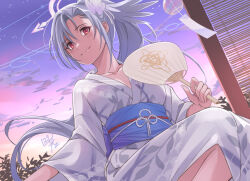 1girl blue_archive closed_mouth cloud cloudy_sky grey_hair grey_kimono halo hand_fan head_wings holding holding_fan japanese_clothes kimono long_sleeves nikulas_cage obi outdoors red_eyes sash single_head_wing sky smile solo sunset suzumi_(blue_archive) wind_chime wings yukata