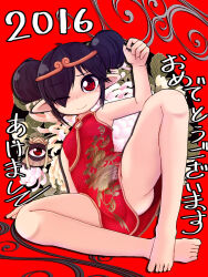 1girl 2016 alternate_hairstyle arm_up backbeako_(torotei) backbeard bare_arms bare_legs barefoot black_hair blush breasts china_dress chinese_clothes closed_mouth commentary_request covered_erect_nipples dated double_bun dress eyes_visible_through_hair feet female_focus floral_background floral_print full_body gegege_no_kitarou hair_bun hair_over_one_eye happy_new_year headwear_request highres loli looking_at_viewer nengajou new_year one_eye_closed original pointy_ears red_background red_dress ringed_eyes short_hair sitting sleeveless sleeveless_dress small_breasts smile solo spread_legs toes torotei translation_request
