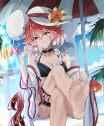 1girl bare_shoulders barefoot beach_chair beach_umbrella bikini black_bikini body_markings braid breasts changli_(wuthering_waves) cleavage colored_extremities commentary_request crossed_legs cup day drinking_glass feather_hair foot_out_of_frame hair_between_eyes hair_extensions hat highres large_breasts long_hair looking_at_viewer multicolored_hair on_chair outdoors parted_lips pink_hair red_hands ring_hair_extensions sasai_tuki sitting smile soles solo swimsuit toes twin_braids two-tone_hair umbrella very_long_hair white_hair white_hat wuthering_waves yellow_eyes