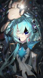 1boy absurdres anaxa_(honkai:_star_rail) aqua_hair arm_up ascot black_jacket blue_eyes cracked_skin hair_between_eyes highres honkai:_star_rail honkai_(series) jacket jewelry male_focus medium_hair multicolored_eyes multiple_rings parted_lips pink_eyes pink_pupils ring shirt side_ponytail sigm solo teeth two-tone_eyes upper_body white_ascot white_shirt