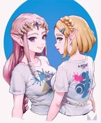2girls alternate_costume blonde_hair braid brown_hair chichi_band collarbone crown_braid earrings eyelashes green_eyes highres jewelry long_hair looking_at_viewer multiple_girls nintendo pointy_ears princess_zelda purple_eyes shirt short_hair simple_background smile splatoon_(series) the_legend_of_zelda the_legend_of_zelda:_tears_of_the_kingdom the_legend_of_zelda:_twilight_princess upper_body