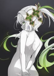 1girl absurdres angeldu arm_behind_back ass back bare_shoulders closed_mouth commentary_request completely_nude from_behind gem genshin_impact gradient_hair green_eyes green_gemstone green_hair green_sleeves grey_background hair_ornament highres long_hair looking_at_viewer looking_back multicolored_hair nahida_(genshin_impact) nape nude pointy_ears side_ponytail sleeveless solo white_hair wide_hips