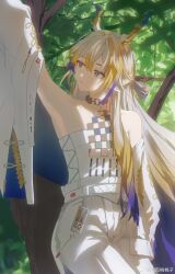 1girl absurdres arknights arm_up bare_shoulders belt blonde_hair chinese_commentary closed_mouth commentary_request cowboy_shot day dragon_girl dragon_horns earrings green_eyes grey_hair hair_between_eyes highres horns jacket jewelry long_hair looking_to_the_side multicolored_hair necklace outstretched_arm pants plant pointy_ears purple_hair red_pupils shu_(arknights) solo strapless sunlight tree tube_top very_long_hair watermark weibo_watermark white_belt white_jacket white_pants white_tube_top yuan_you_tao_taozi