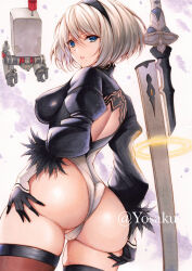 1girl 2b_(nier:automata) ass black_leotard blue_eyes breasts covered_erect_nipples cowboy_shot from_behind grey_hair highres large_breasts leotard looking_at_viewer looking_back nier:automata nier_(series) robot short_hair solo_focus sword weapon white_leotard yosaku_vs_hina